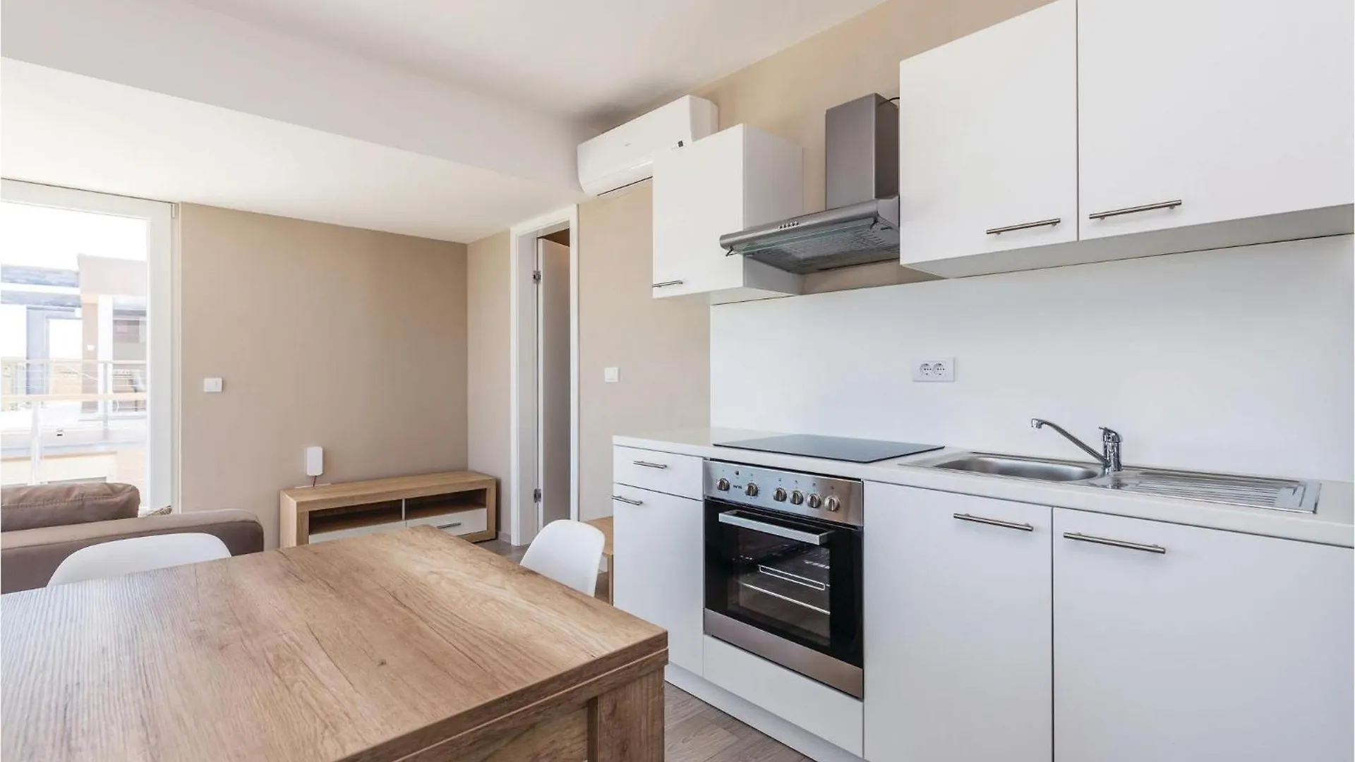 Cozy Apartment In Povljana With Kitchen